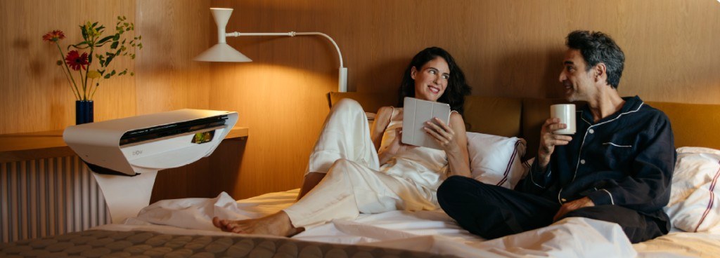 Pareja en el dormitorio con el equipo BIOW en la zona de descanso
